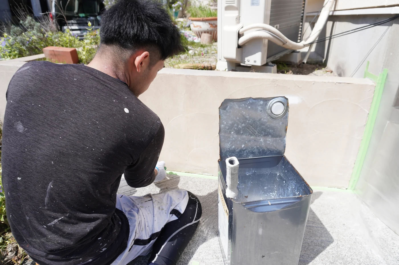 塗装前の現場を確認する職人